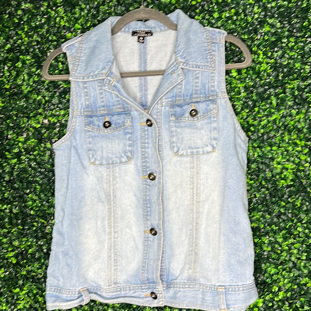 👀 Lisa International light wash jean vest with crocheted back size petite small